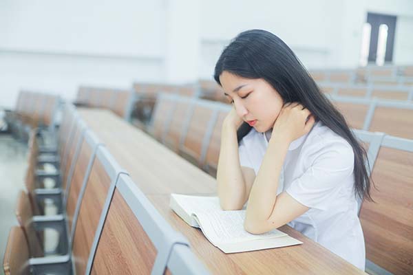 工资的总额包不包括社保呢？停薪留职社保会停交吗？